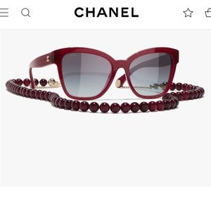CHANEL 2023 SQUARE SUNGLASSES
Acetate Burgundy & Gold. Lenses: Gray, Gradient.